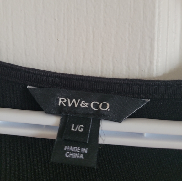 Black top with lace sleeve - Picture 3 of 4